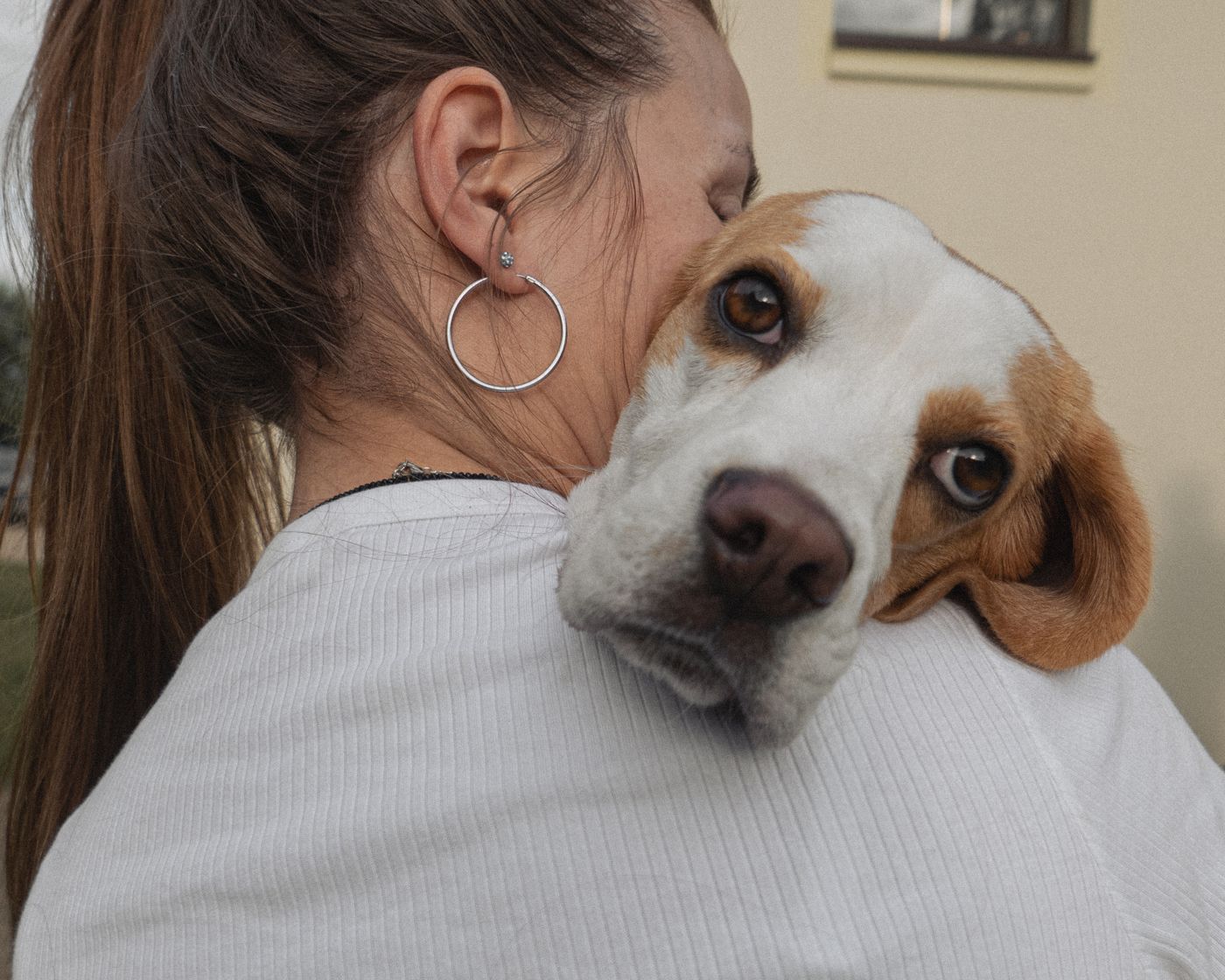 Mujer abrazando a su perro