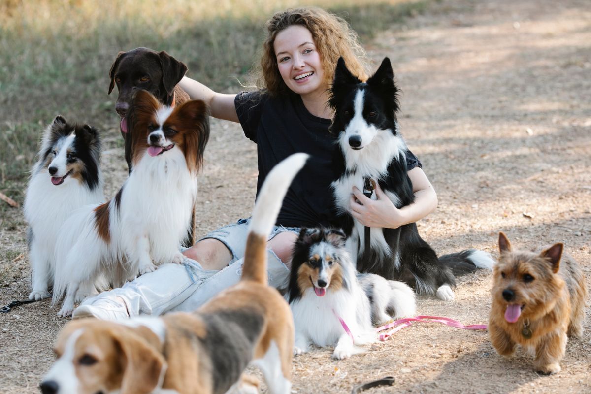 Mujer abrazando a su perro
